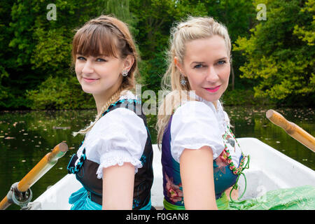 zwei Frauen mit Dirndl in einem Ruderboot Stockfoto