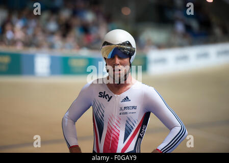 Derby, Großbritannien. 15. August 2015. Mark Cavendish wärmt sich nach seinen Vorlauf in der Einzelverfolgung während die Männer Omnium Wettbewerbs an der Revolution Serie im Derby Arena, Derby, Grossbritannien am 15. August 2015. Die Revolution-Serie ist eine professionelle Strecke Rennserie mit vielen der weltweit besten Bahnradfahrer. Dieses Ereignis, statt über 3 Tage vom 14.-16. August 2015 wird wichtige Vorbereitung für die Rio 2016 Olympischen Spiele, so dass britische Fahrer, qualifizierende Punkte für die Spiele. Bildnachweis: Andrew Peat/Alamy Live-Nachrichten Stockfoto