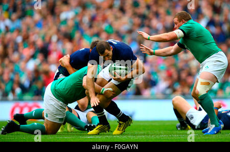 Dublin, Irland. 15. August 2015. Guinness-Sommerserie 2015. Irland und Schottland. Tim Visser (Schottland) ist Taue von Mike Ross (Irland). Bildnachweis: Aktion Plus Sport/Alamy Live-Nachrichten Stockfoto