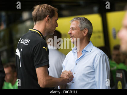 Dortmund, Deutschland. 15. August 2015. Gladbach Kopf spricht Trainer Lucien Favre (R) seinem Dortmund-Kollegen Thomas Tuchel vor der deutschen Fußball-Bundesliga-Fußball-match zwischen Borussia Dortmund und Borussia Moenchengladbach in der Signal Iduna Arena in Dortmund, Deutschland, 15. August 2015. Foto: BERND THISSEN/Dpa (EMBARGO Bedingungen - Achtung: aufgrund der Akkreditierungsrichtlinien die DFL nur erlaubt die Veröffentlichung und Nutzung von bis zu 15 Bilder pro Spiel im Internet und in Online-Medien während des Spiels.) / Dpa/Alamy Live News Stockfoto