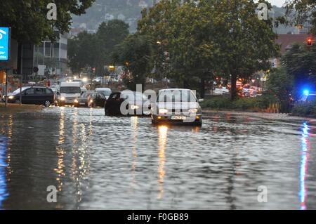 Stuttgart, Deutschland. 14. August 2015. Die überfluteten Hauptstaetterstrasse (Hauptstaetter Strasse) in der Innenstadt von Stuttgart, Deutschland, 14. August 2015. Straßen im Großraum Stuttgart waren aufgrund sintflutartiger Regenfälle überflutet, wie Feuerwehren mussten Pumpe aus Kellern in Wasser getaucht. Foto: Andreas Rosar/Dpa/Alamy Live-Nachrichten Stockfoto