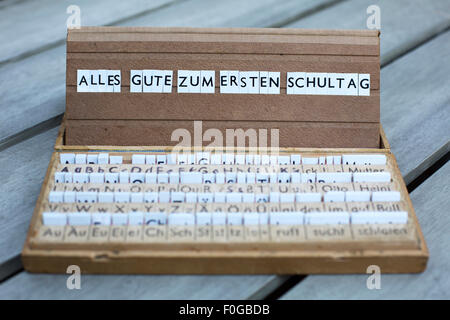 ein Briefkasten mit deutschem Text: "Alles Gute Zum Ersten Schultag" (alles Gute für Ihren ersten Tag in der Schule) Stockfoto