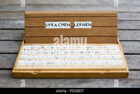 ein Briefkasten mit dem Text: "Sprachen Lernen" (Sprachen lernen) Stockfoto