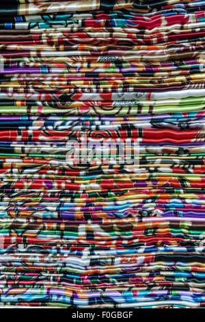Traditionelle Schals aus verschiedenen Farben auf Straße Basar in Istanbul Stockfoto