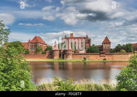 Burg des Deutschen Ordens in Malbork, Polen am Fluss Nogat. Die Burganlage ist der größte Backsteinbau Europas Stockfoto