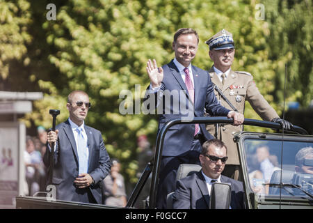 Warszawa, Mazowieckie, Polonia. 15. August 2015. Präsident von Polen, Andrzej Duda, salutiert während der Feierlichkeiten der Army Forces Day in Warschau. Bildnachweis: Celestino Arce/ZUMA Draht/Alamy Live-Nachrichten Stockfoto