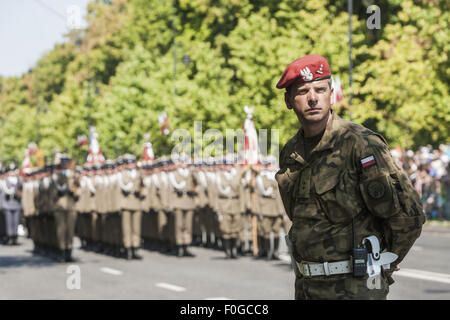 Warszawa, Mazowieckie, Polonia. 15. August 2015. Sicherheit-Soldat während der Feierlichkeiten der Army Forces Day in Warschau, Polen. Bildnachweis: Celestino Arce/ZUMA Draht/Alamy Live-Nachrichten Stockfoto