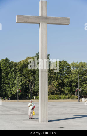 Warszawa, Mazowieckie, Polonia. 15. August 2015. Man betet in einem Denkmal auf dem Platz Pilsudskiego während der Feierlichkeiten der Army Forces Day in Warschau. Bildnachweis: Celestino Arce/ZUMA Draht/Alamy Live-Nachrichten Stockfoto