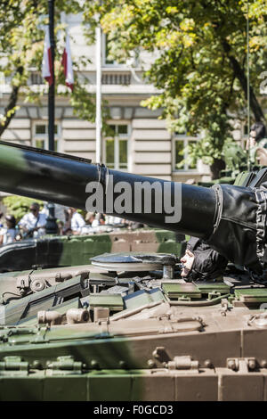 Warszawa, Mazowieckie, Polonia. 15. August 2015. Fahrer eines Tanks während der Militärparade in die Feierlichkeiten des Tages Armee Kräfte in Warschau. Bildnachweis: Celestino Arce/ZUMA Draht/Alamy Live-Nachrichten Stockfoto