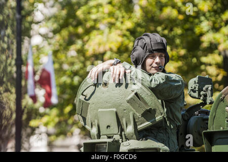 Warszawa, Mazowieckie, Polonia. 15. August 2015. Soldat in einem Tank in einer Militärparade während der Feierlichkeiten der Army Forces Day in Warschau. Bildnachweis: Celestino Arce/ZUMA Draht/Alamy Live-Nachrichten Stockfoto