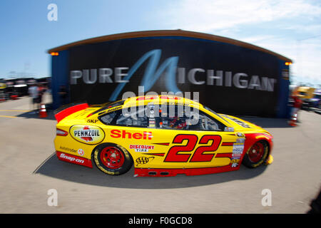 Brooklyn, MI, USA. 15. August 2015. Brooklyn, MI - 15. August 2015: Joey Logano (22) tritt in der Garage während des Trainings für die Pure Michigan 400 auf dem Michigan International Speedway in Brooklyn, MI. Credit: Csm/Alamy Live-Nachrichten Stockfoto