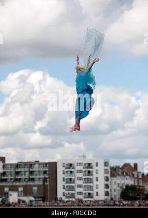 Worthing, UK. 15. August 2015. Laura Scott [Eisvogel-Klasse] Worthing internationale Birdman Festival 2015 Credit: Stephen Bartholomäus/Alamy Live-Nachrichten Stockfoto