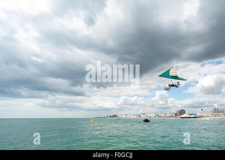 Worthing, UK. 15. August 2015. Edgar Scukins [Condor Klasse].  Worthing internationale Birdman Festival 2015 Credit: Stephen Bartholomäus/Alamy Live-Nachrichten Stockfoto