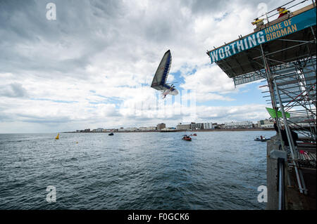 Worthing, UK. 15. August 2015. Kevin Smith [Condor Klasse]. Worthing internationale Birdman Festival 2015 Credit: Stephen Bartholomäus/Alamy Live-Nachrichten Stockfoto