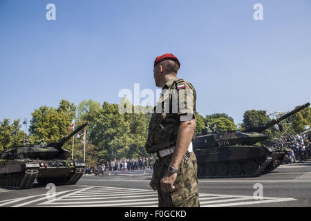 Warszawa, Mazowieckie, Polonia. 15. August 2015. Sicherheit Soldaten umgeben von Tanks in einer Militärparade während der Feierlichkeiten der Army Forces Day in Warschau. Bildnachweis: Celestino Arce/ZUMA Draht/Alamy Live-Nachrichten Stockfoto