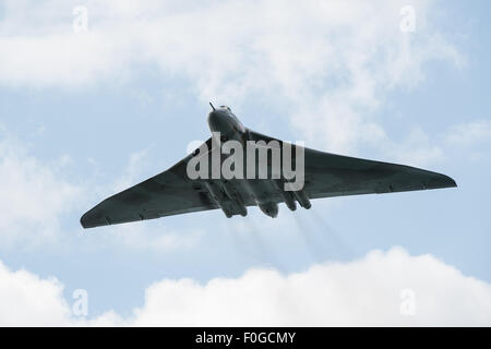 Worthing, UK. 15. August 2015. Ein Vulkan fliegt über Worthing Strand.  Worthing internationale Birdman Festival 2015 Credit: Stephen Bartholomäus/Alamy Live-Nachrichten Stockfoto