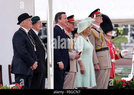 Seine königliche Hoheit der Prinz von Wales mit HRH die Herzogin von Cornwall das nationale Gedenken und TROMMELFELL SERVICE am 15.08.2015 am Pferd schützt PARADE, London. Auch wurde die Teilnahme der Rt Hon David Cameron MP, der Premierminister. Die Partei sehen den Durchflug. Bild von Julie Edwards Stockfoto