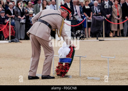 HRH The Prince Of Wales besucht THE NATIONAL gedenken und TROMMELFELL SERVICE am 15.08.2015 bei HORSE GUARDS PARADE, London. HRH The Prince Of Wales trägt tropischen Dienstanzug (No4 Kleid) legt einen Kranz an das Trommelfell. Bild von Julie Edwards Stockfoto