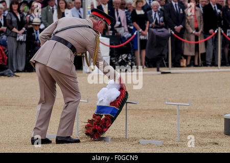 HRH The Prince Of Wales besucht THE NATIONAL gedenken und TROMMELFELL SERVICE am 15.08.2015 bei HORSE GUARDS PARADE, London. HRH The Prince Of Wales trägt tropischen Dienstanzug (No4 Kleid) legt einen Kranz an das Trommelfell. Bild von Julie Edwards Stockfoto