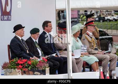 HRH The Prince Of Wales mit HRH The Duchess of Cornwall besucht THE NATIONAL gedenken und TROMMELFELL SERVICE am 15.08.2015 bei HORSE GUARDS PARADE, London. Auch wurde die Teilnahme der Rt Hon David Cameron MP, der Premierminister. Bild von Julie Edwards Stockfoto