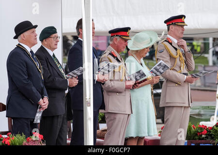 HRH The Prince Of Wales mit HRH The Duchess of Cornwall besucht THE NATIONAL gedenken und TROMMELFELL SERVICE am 15.08.2015 bei HORSE GUARDS PARADE, London. Auch wurde die Teilnahme der Rt Hon David Cameron MP, der Premierminister. Bild von Julie Edwards Stockfoto