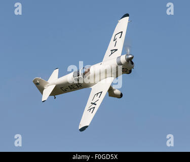 Percival Mew Gull G-AEXF, ein Flugzeug der British Racing von den 1930er-Jahren fliegen in Old Warden Flugplatz, Bedfordshire, Stockfoto