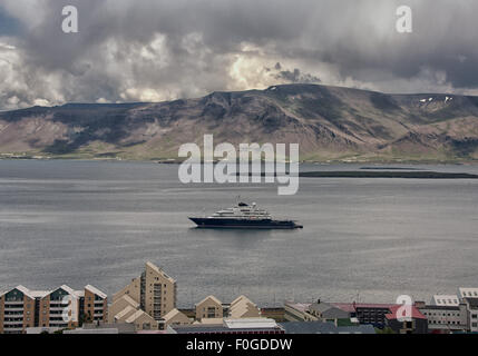 Reykjavik, Island. 28. Juli 2015. Die Krake, die 414 ft (126 m) Mega-Yacht im Besitz von Milliardär PAUL ALLEN, im Hafen von Reykjavik, Island. Am besten bekannt als Mitbegründer von Microsoft, BILL Gates, ist Allen ein US Philanthrop, Investor und Innovator. An Bord waren Bill Gates und seine Frau Melinda, Gründer von Bill & Melinda Gates Foundation, die größte private Stiftung der Welt. © Arnold Drapkin/ZUMA Draht/Alamy Live-Nachrichten Stockfoto