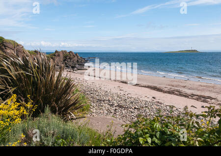 Die Küste bei Kildonan, Isle of Arran, Blick in die Ferne, zum Leuchtturm auf Pladda, Schottland Stockfoto