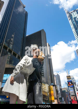 Seward Johnsons Skulptur der "Bedingungslosen Kapitulation" in Times Square, New York Stockfoto