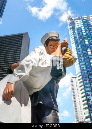 Seward Johnsons Skulptur der "Bedingungslosen Kapitulation" in Times Square, New York Stockfoto