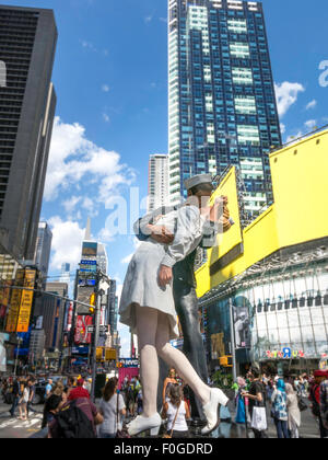 Seward Johnsons Skulptur der "Bedingungslosen Kapitulation" in Times Square, New York Stockfoto