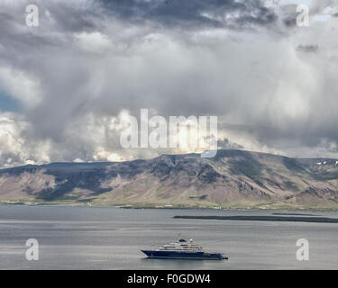 Reykjavik, Island. 28. Juli 2015. Die Krake, die 414 ft (126 m) Mega-Yacht im Besitz von Milliardär PAUL ALLEN, im Hafen von Reykjavik, Island. Am besten bekannt als Mitbegründer von Microsoft, BILL Gates, ist Allen ein US Philanthrop, Investor und Innovator. An Bord waren Bill Gates und seine Frau Melinda, Gründer von Bill & Melinda Gates Foundation, die größte private Stiftung der Welt. © Arnold Drapkin/ZUMA Draht/Alamy Live-Nachrichten Stockfoto