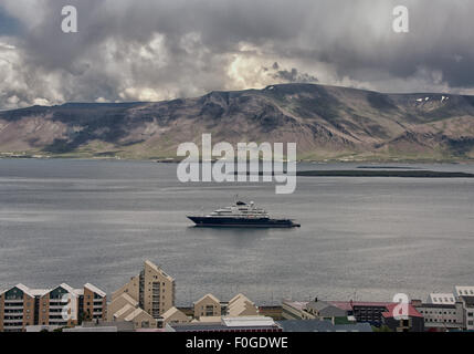 Reykjavik, Island. 28. Juli 2015. Die Krake, die 414 ft (126 m) Mega-Yacht im Besitz von Milliardär PAUL ALLEN, im Hafen von Reykjavik, Island. Am besten bekannt als Mitbegründer von Microsoft, BILL Gates, ist Allen ein US Philanthrop, Investor und Innovator. An Bord waren Bill Gates und seine Frau Melinda, Gründer von Bill & Melinda Gates Foundation, die größte private Stiftung der Welt. © Arnold Drapkin/ZUMA Draht/Alamy Live-Nachrichten Stockfoto