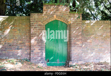 St Nicholas Churchyard Äbte Bromley. Eine grüne Tür in einer Wand Stockfoto