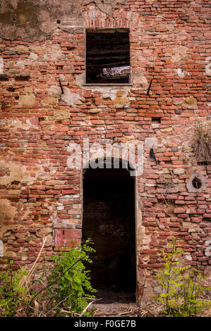 Verlassenes Haus in Toiano, kleine Geisterstadt in der Toskana, Italien Stockfoto