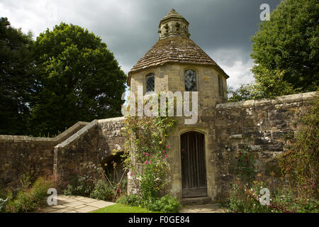 Nymans, Handcross, Haywards Heath, West Sussex, beschädigt im Jahre 1947 durch einen Brand im Haus, die als eine Garteneigenschaft überlebt. Stockfoto