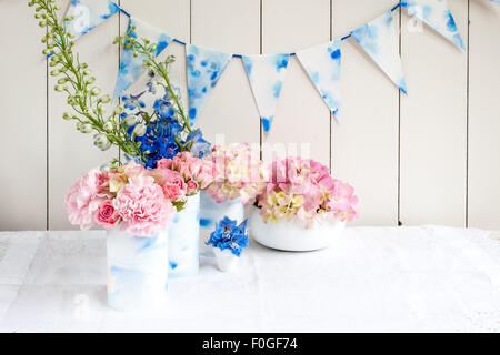 Rosa und blaue Blumengestecke für den Sommer Stockfoto