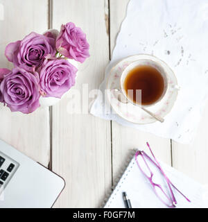 Teepause mit Rosen Laptop Notebook Brille arbeiten zu Hause Stockfoto