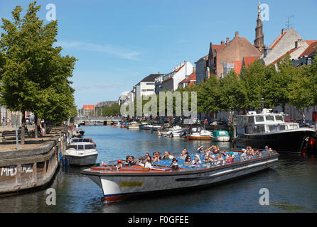 Grachtenfahrt Boot in Christianshavn Kanal in Richtung des Haupthafen Kanals. Blick auf den Turm der Kirche unseres Erlösers. Stockfoto