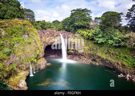 Wunderschöne Rainbow Falls in Hilo, Hawaii bildet Kaskaden fließt in einem Naturpool und oft wirft bunte Regenbögen wenn die Sonne Stockfoto