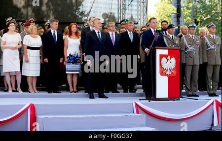 Der polnische Präsident Andrzej Duda spricht während einer Feier in Warschau anlässlich des Armed Forces Day in Polen. Er kam auf die Bühne der polnische Premier, Frau Eva Kopacz (ganz links) sowie Vertreter der polnischen Streitkräfte, einschließlich des Chefs der polnischen Generalstabs, General Mieczys? aw Gocu? (hinter Herr Duda) und der Verteidigungsminister, Herr Tomasz Siemoniak (dritte links Herr Duda. Armed Forces Day ist ein nationaler Feiertag, der feiert und erinnert an die 1920 Sieg der polnischeArmee über die sowjetische Armee während des polnisch-sowjetischen Krieges. (Foto von Anna Ferensowicz / Stockfoto