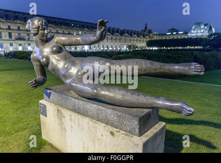 "Air" Bronzestatue von Aristide Maillol in der Nähe von Tuilleries Garten vor dem Louvre bei Nacht. Stockfoto