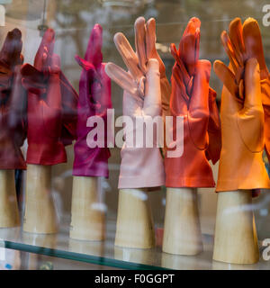 Damen Leder Handschuhe auf dem Display in einem Schaufenster in Paris Frankreich Stockfoto