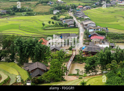 Hauptstraße von ländlichen nördlichen vietnamesischen Dorf in der Nähe von Sa Pa umgeben von terrassierten Reisfelder und von oben gesehen Stockfoto