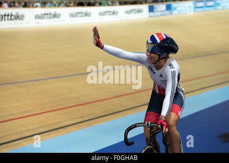 Laura Trott erkennt die Menge nach ihrem Sieg in den Ausscheidungsrennen während der Frauen Omnium an der Revolution Serie im Derby Arena, Derby, Grossbritannien am 15. August 2015. Die Revolution-Serie ist eine professionelle Strecke Rennserie mit vielen der weltweit besten Bahnradfahrer. Dieses Ereignis, statt über 3 Tage vom 14.-16. August 2015 wird wichtige Vorbereitung für die Rio 2016 Olympischen Spiele, so dass britische Fahrer, qualifizierende Punkte für die Spiele. Stockfoto