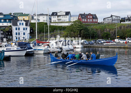 Ruderteam üben im Osthafen, Tórshavn, Stremoy Island, Färöer Inseln Stockfoto