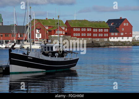 Rasen-roofed Gebäude auf Tinganes Halbinsel und Fischerboote im Westhafen, Tórshavn, Stremoy Island, Färöer Inseln Stockfoto