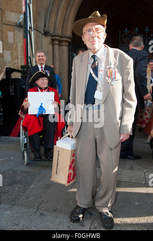 London, UK. 15. August 2015. Norman Roach 19. Indian Regiment, Fernost-WW2-Veteran, verlassen VJ Tag 70. Jubiläum Empfang bei der Dekane Hof Westminster Abbey Credit: Prixpics/Alamy Live News Stockfoto