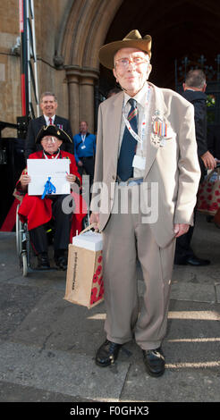 London, UK. 15. August 2015. Norman Roach 19. Indian Regiment, Fernost-WW2-Veteran, verlassen VJ Tag 70. Jubiläum Empfang bei der Dekane Hof Westminster Abbey Credit: Prixpics/Alamy Live News Stockfoto