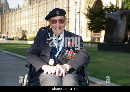 London, UK. 15. August 2015. Robert Gale Invasion Kraft Fernost WW2 Veterans VJ Tag 70. Jahrestag außerhalb des Parlaments zu verlassen. Bildnachweis: Prixpics/Alamy Live-Nachrichten Stockfoto